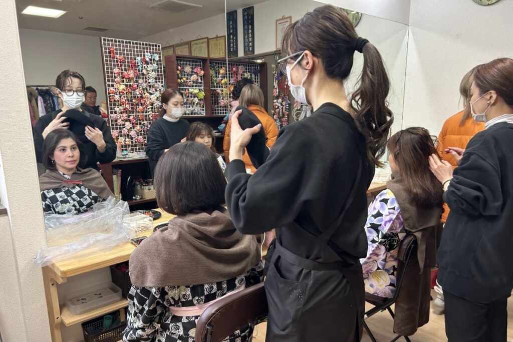 ヘアメイクをしてもらう参加者の女性