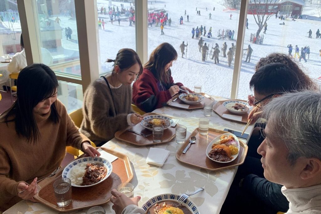 ゲレンデに面した有料スペースでランチをとるツアー参加者