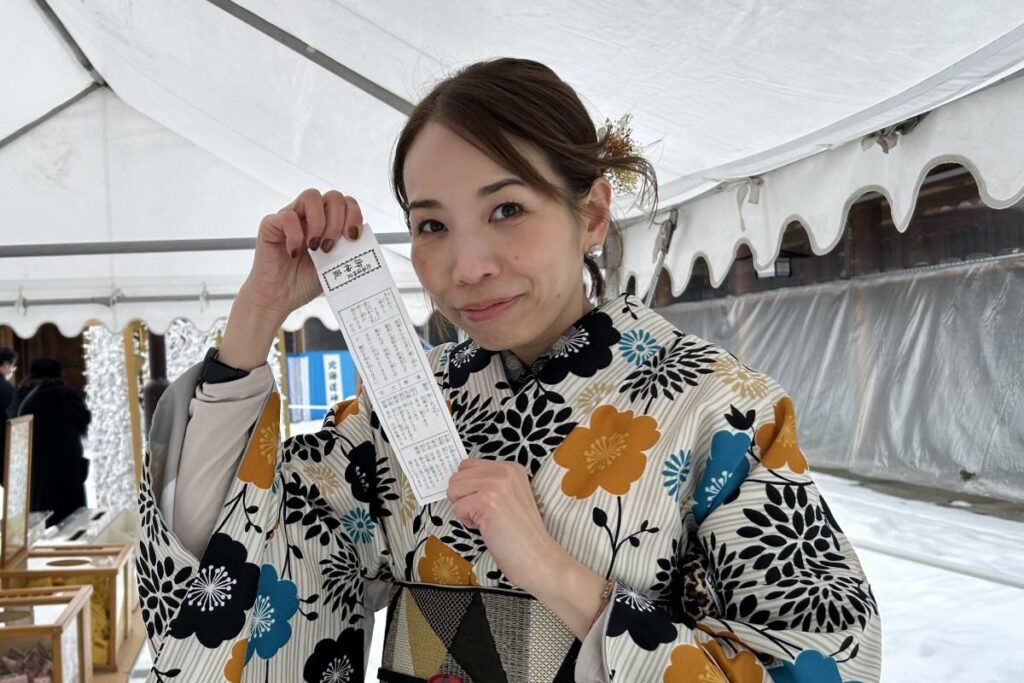 おみくじを引き「大吉です」と喜ぶ参加者