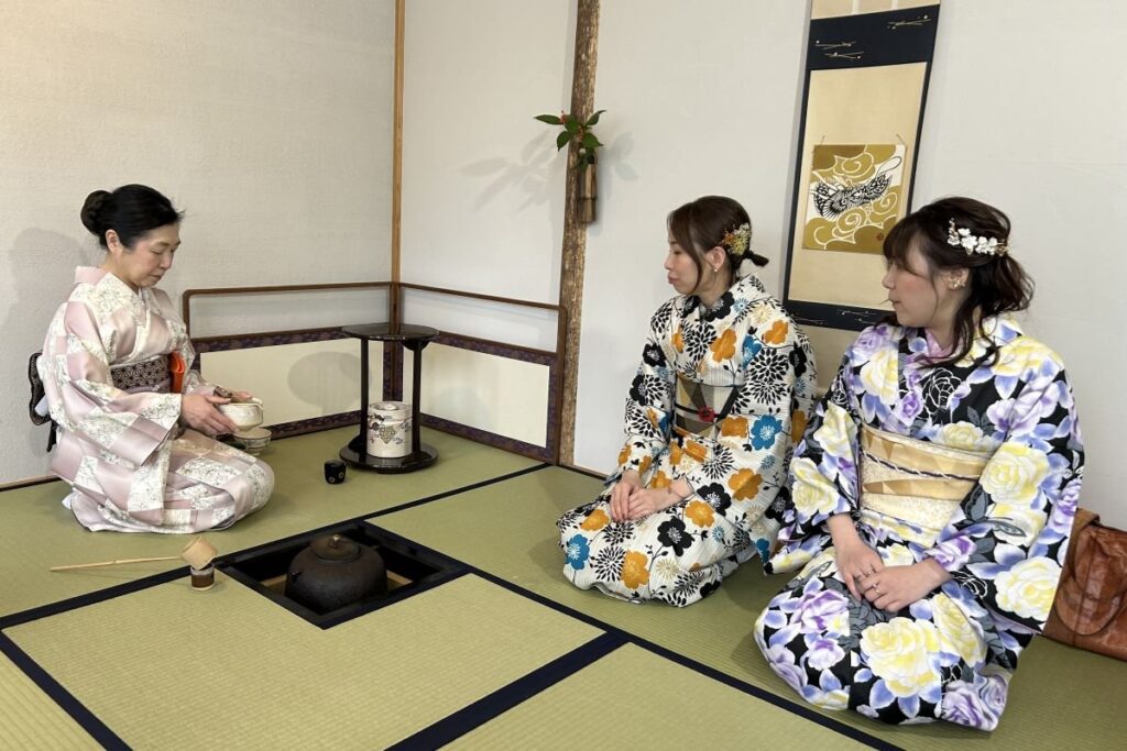茶道の作法を習う参加者