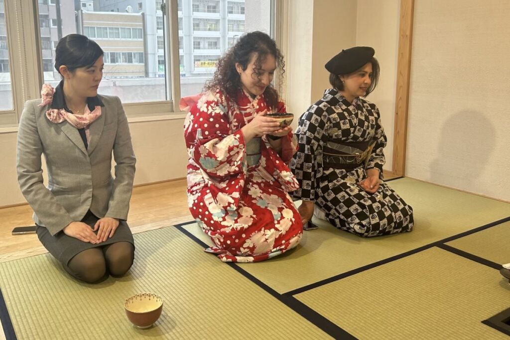 正座してお茶を味わう参加者