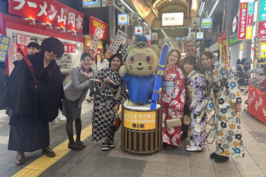 着物姿で狸小路を散策中にタヌキと記念撮影する参加者