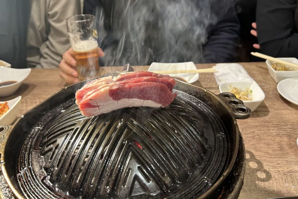 ジンギスカン鍋で焼かれるロース
