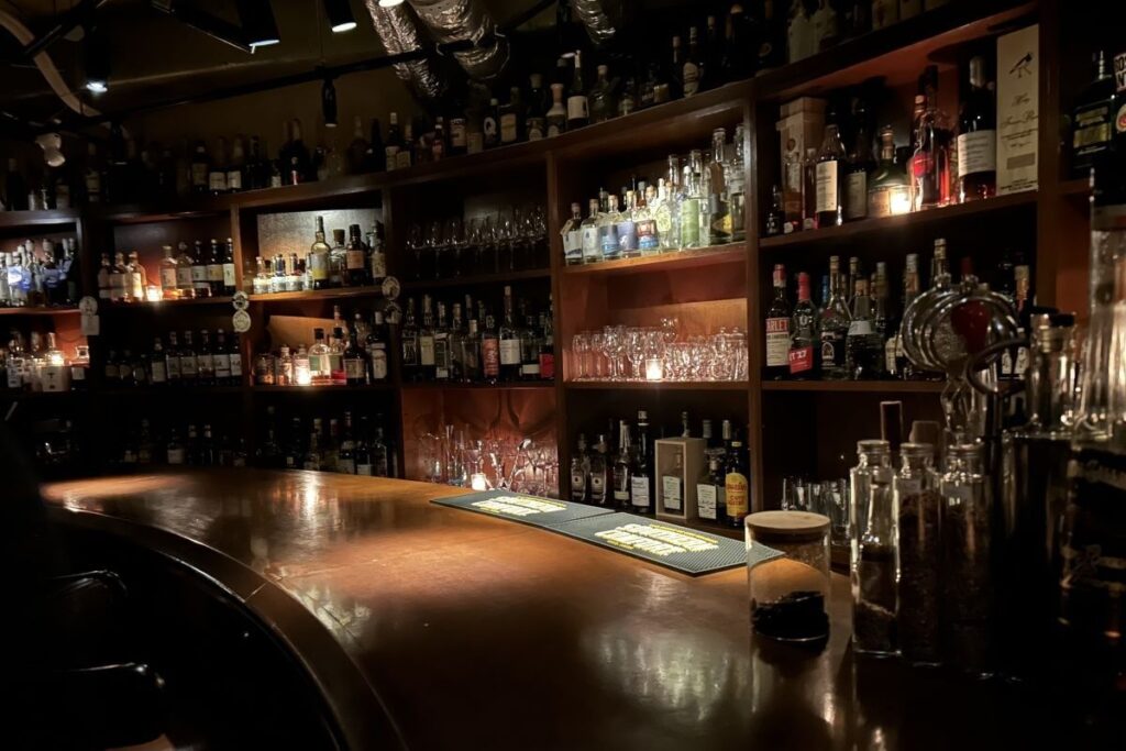 「探偵はバーにいる」シリーズの舞台にもなった「BAR一慶」の店内