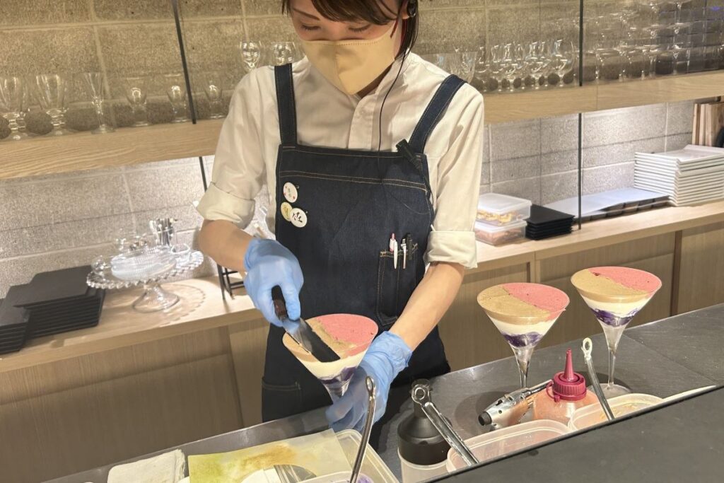参加者の目の前でパフェを仕上げる店員