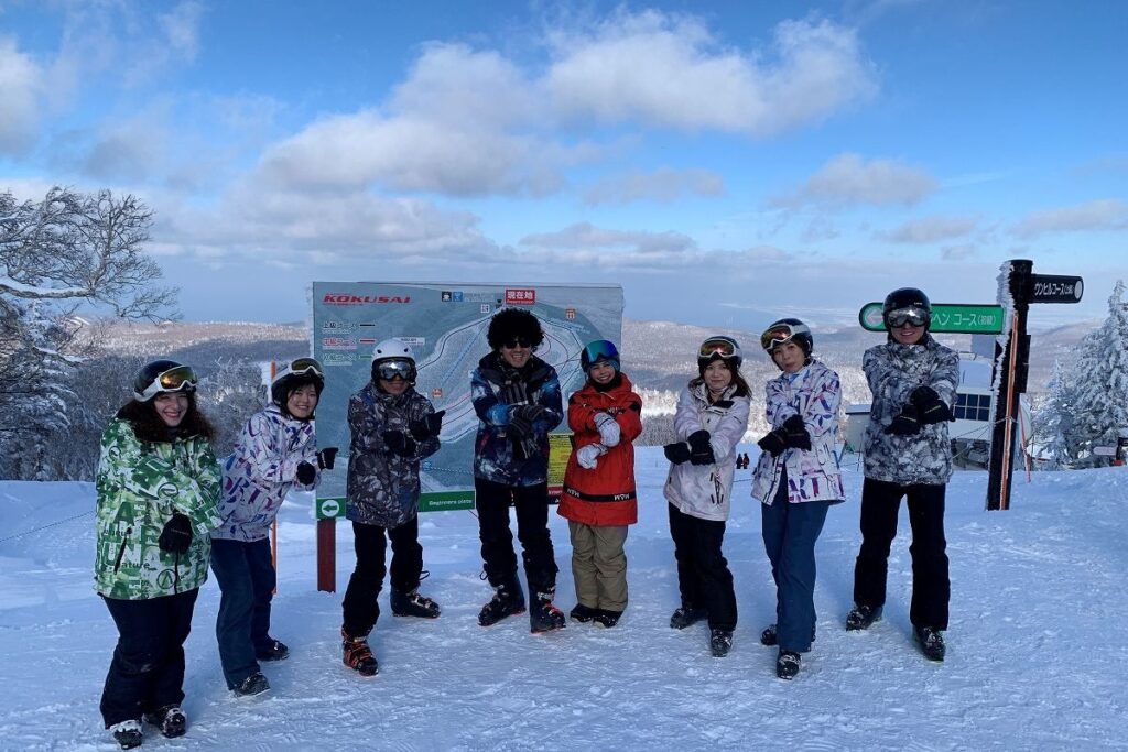 ゴンドラで山頂に登って記念撮影する参加者