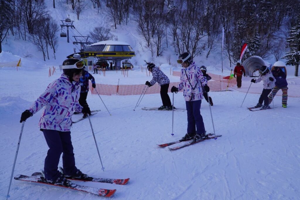 恐る恐るスキーで歩いてみる参加者