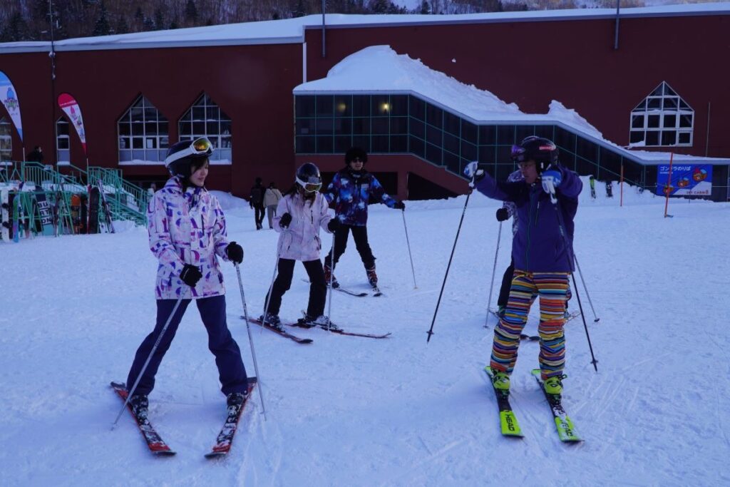 インストラクター（右）から指導を受ける参加者