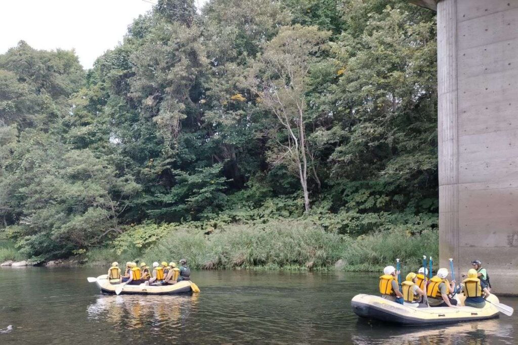 清流・尻別川でラフティングを楽しむ参加者