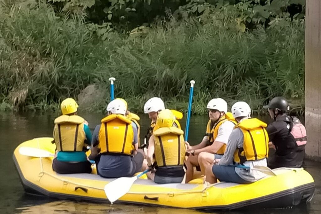 水を感じながらこぎ出す参加者を乗せたボート