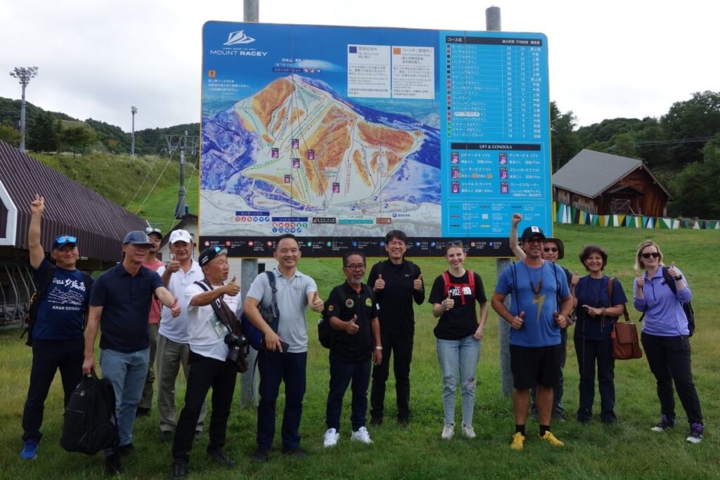 マウントレースイスキー場の案内看板の前で記念撮影