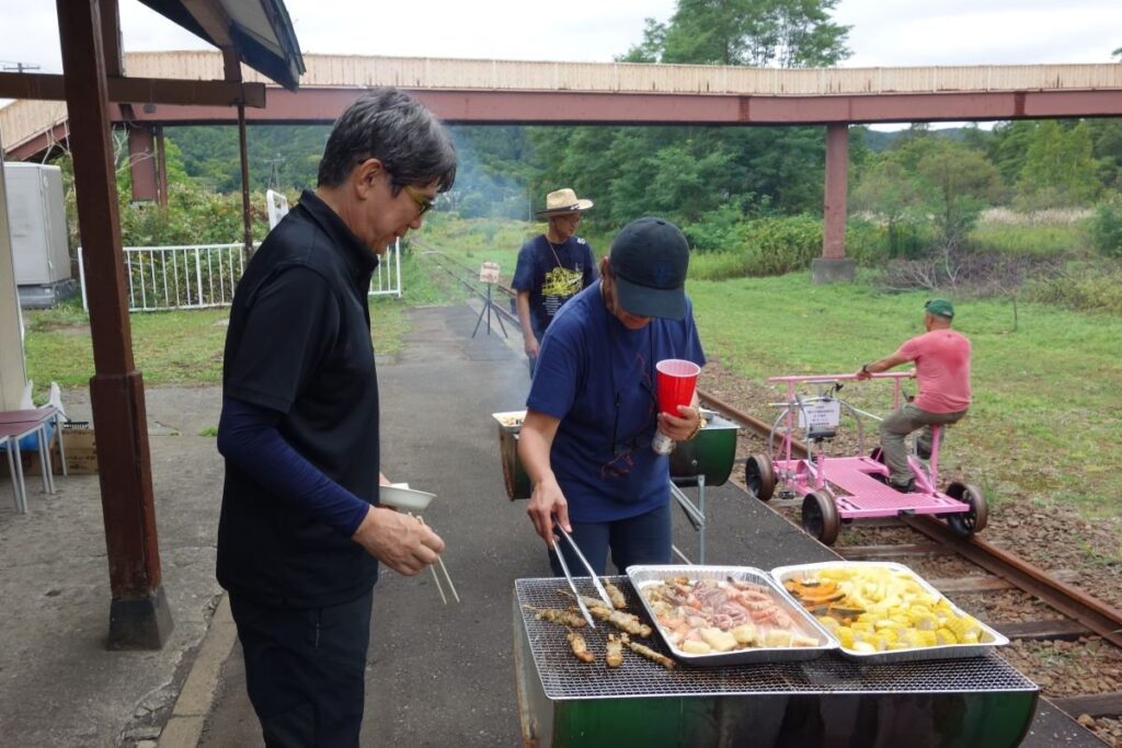 地元食材を使ったバーベキューのランチを楽しむ参加者