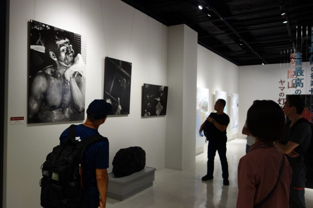 展示を見学する参加者