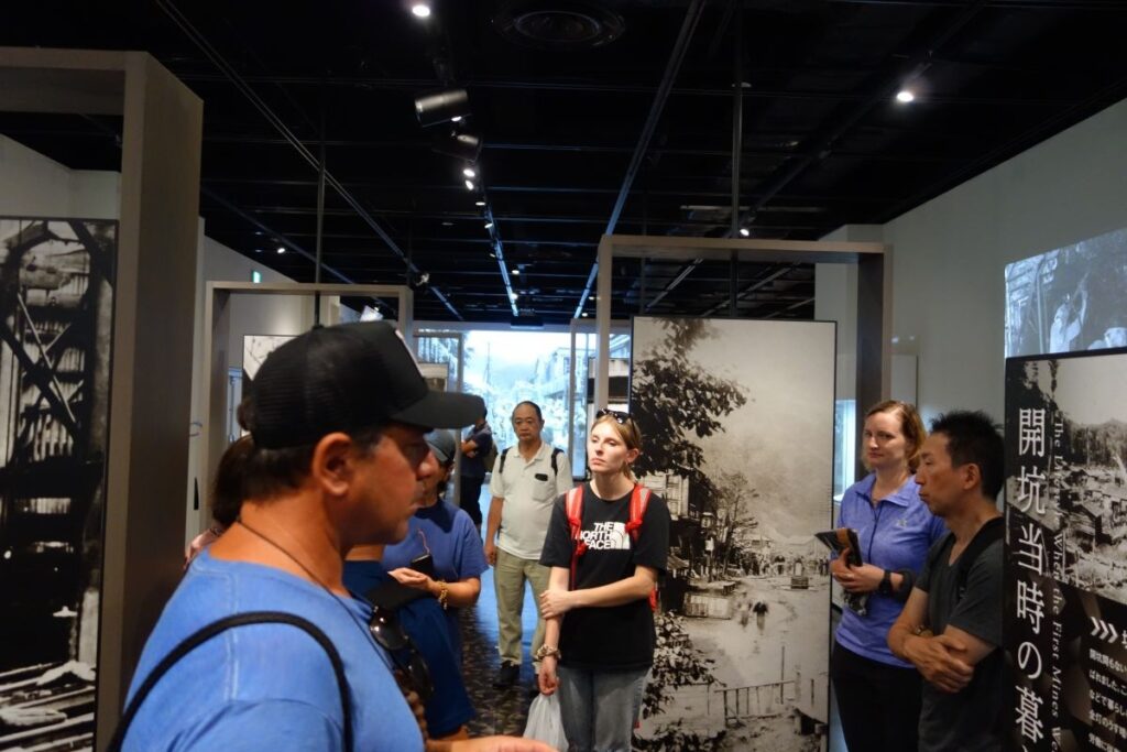 写真パネルなどで石炭産業を学習