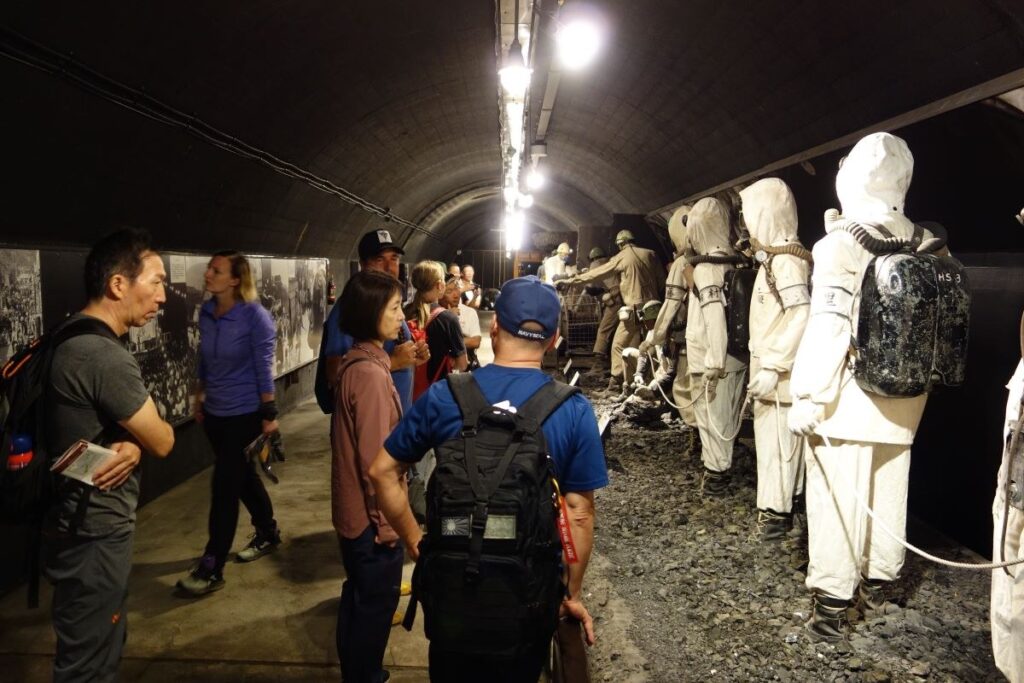 人形のリアルな様子に見入る参加者