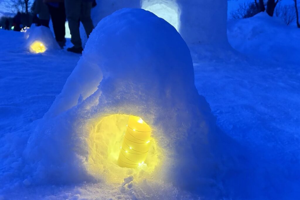 かまくらにともされた明かり