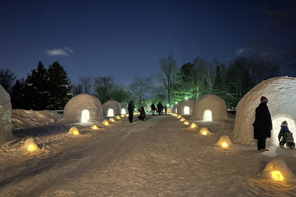 LEDライトを入れてライトアップされた大小のかまくら