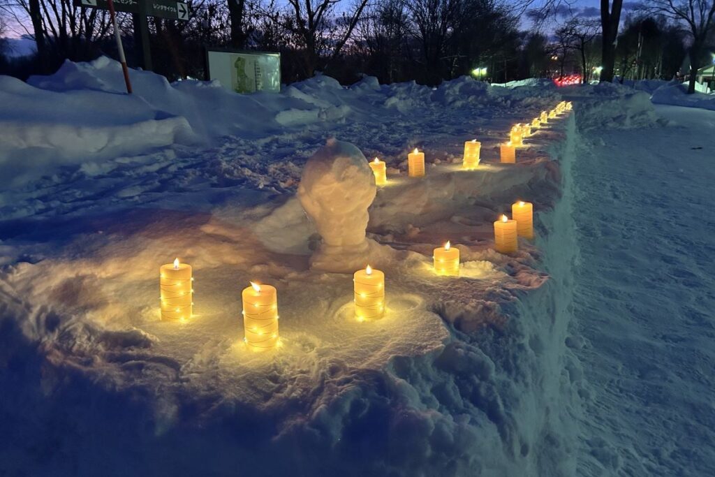 雪に映るきれいな火の光