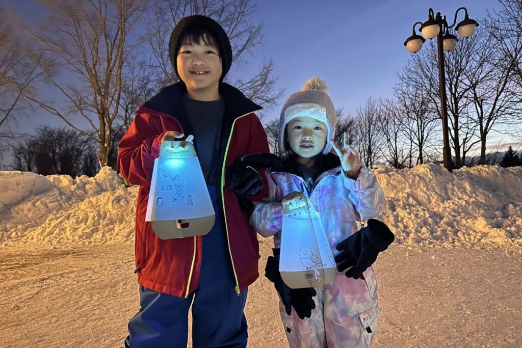 手作りのオリジナルランタンを手にするきょうだい