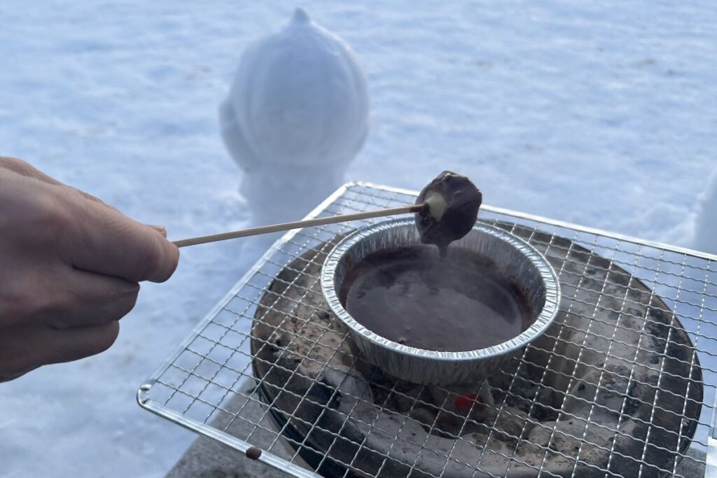 七輪でチョコレートを溶かして、具に付ける様子
