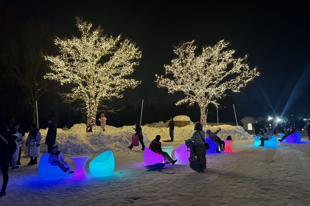 樹木もライトアップ、LED内蔵のいすとテーブルで色鮮やか