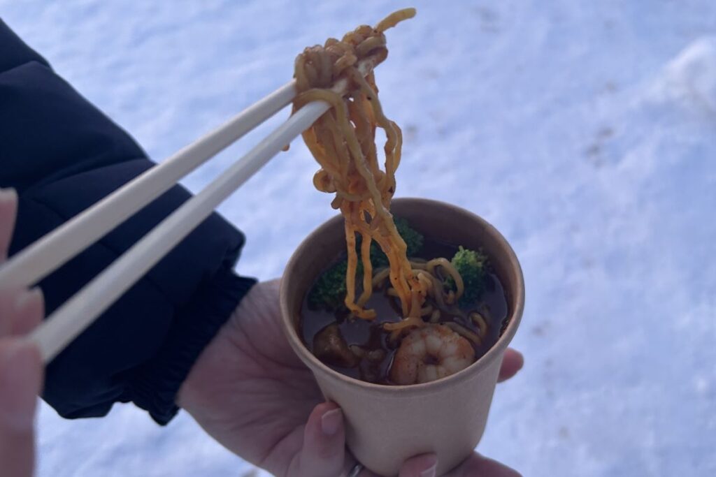 カレーヌードルを箸で器から持ち上げた様子