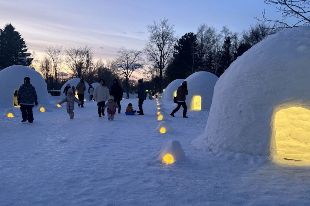 少しずつ暗くなってくると、かまくらの明かりが浮かび上がります