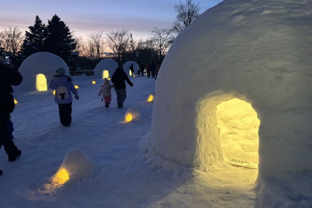 だんだん暗くなり光り具合を増してきたかまくら