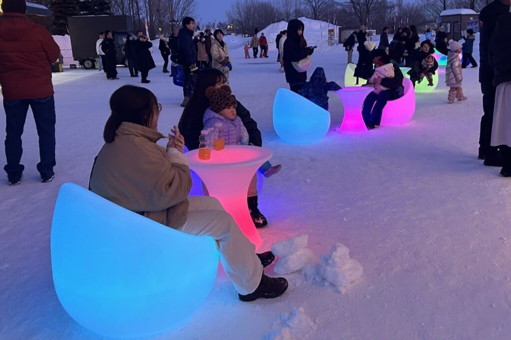 LED内蔵のいすとテーブル