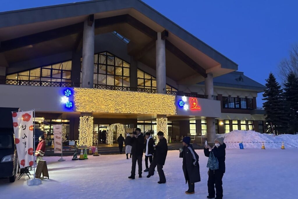 イルミネーションが飾られたセンターハウス