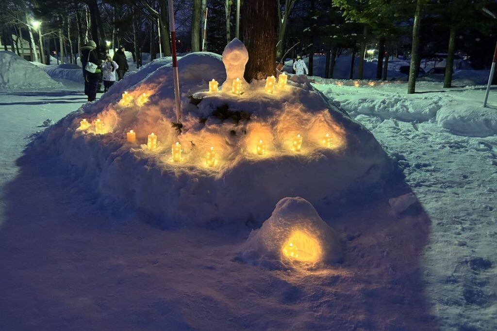 ろうそくの優しい明かりがともった会場