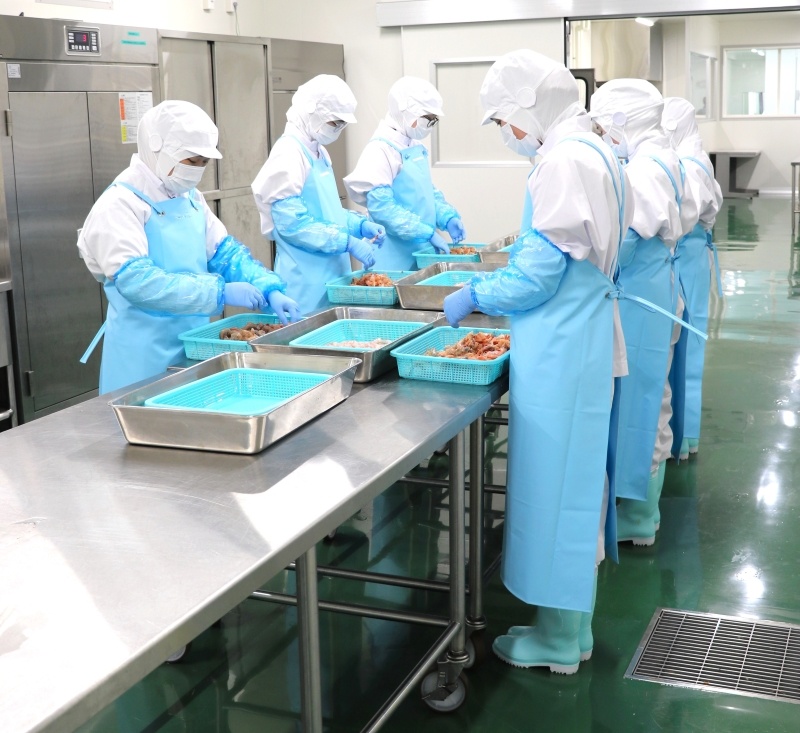 遠藤水産が新設した加工スペース。店舗からすしの製造を見ることができる