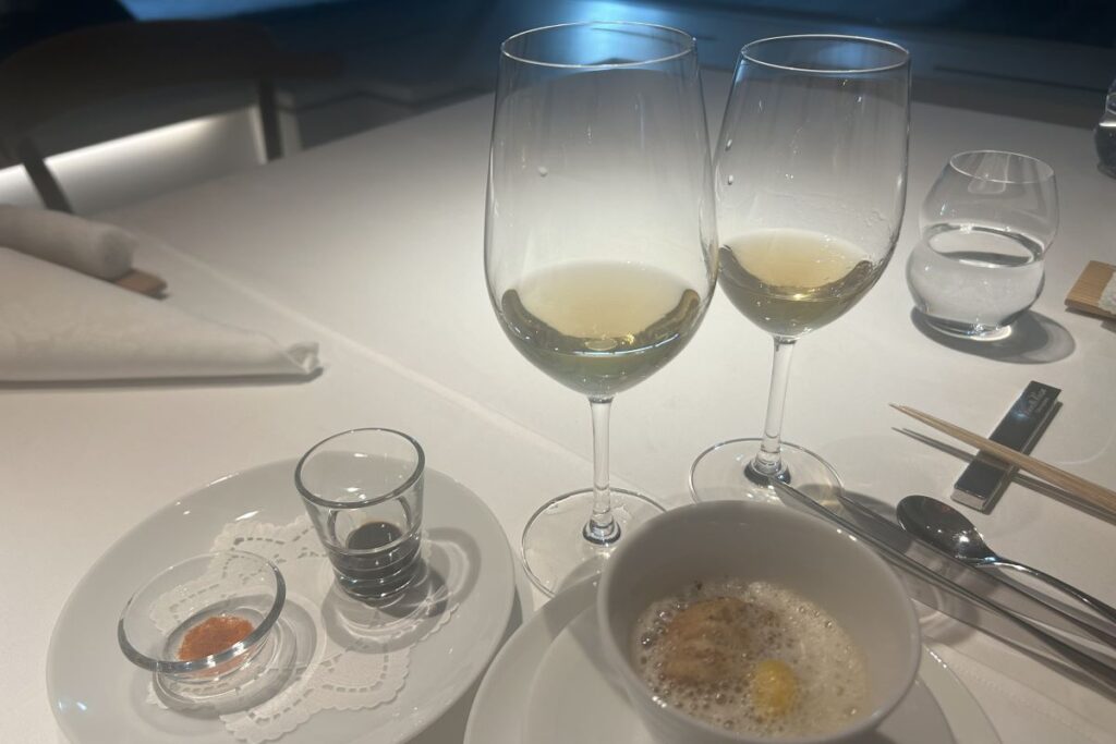 真たちとポロ葱のロワイヤル。ワインは左がタプコプブラン