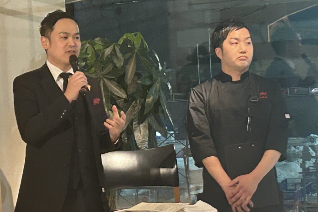 総合支配人の伊賀智史さん（左）と荒木隆宏シェフ