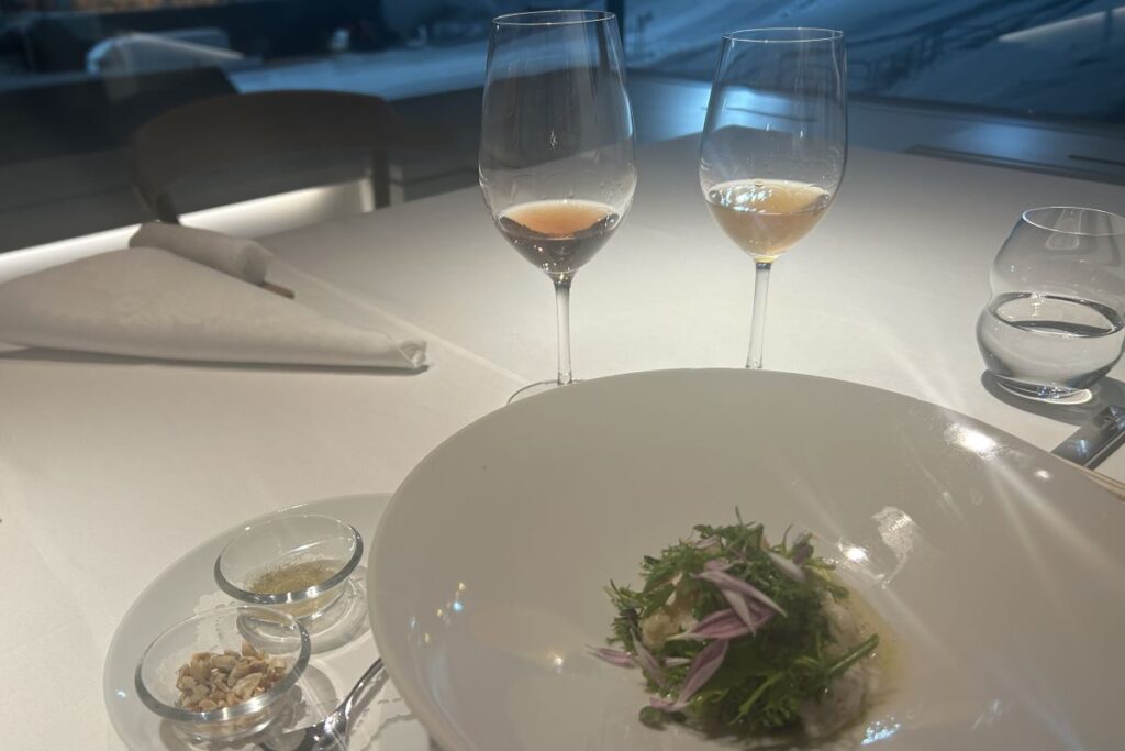 ヒラメのブレゼ。ワインは左がブランドノワール