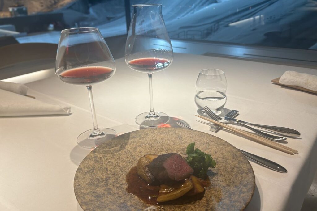 メインのシカ肉のグリエ。ワインは左がナナツモリ