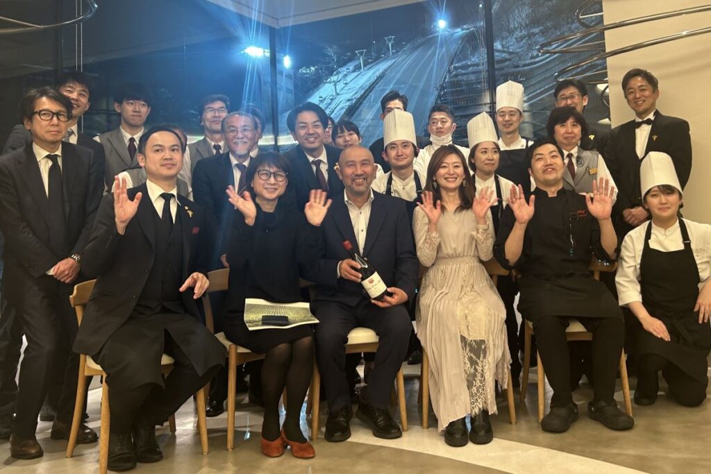 曽我さん（前列中央）を囲むレストランのスタッフや関係者