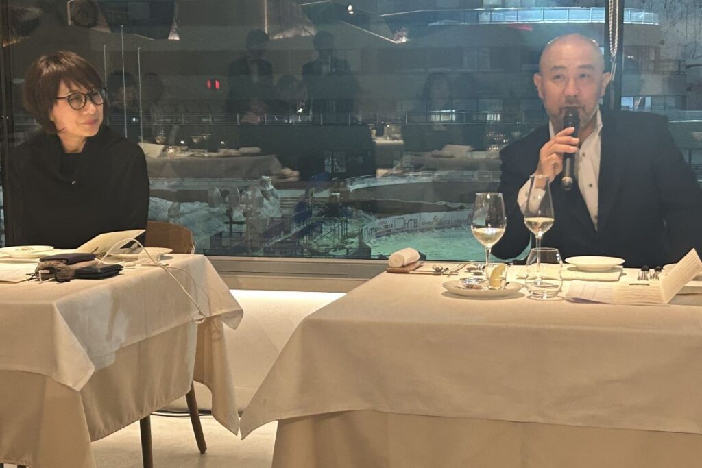 トークショーを繰り広げた曽我貴彦さん（右）と鹿取みゆきさん