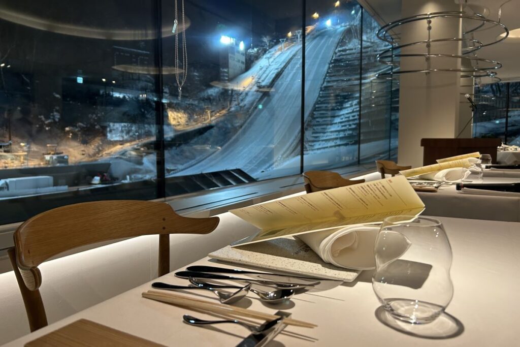 大きな窓から見えるライトアップされた大倉山ジャンプ台