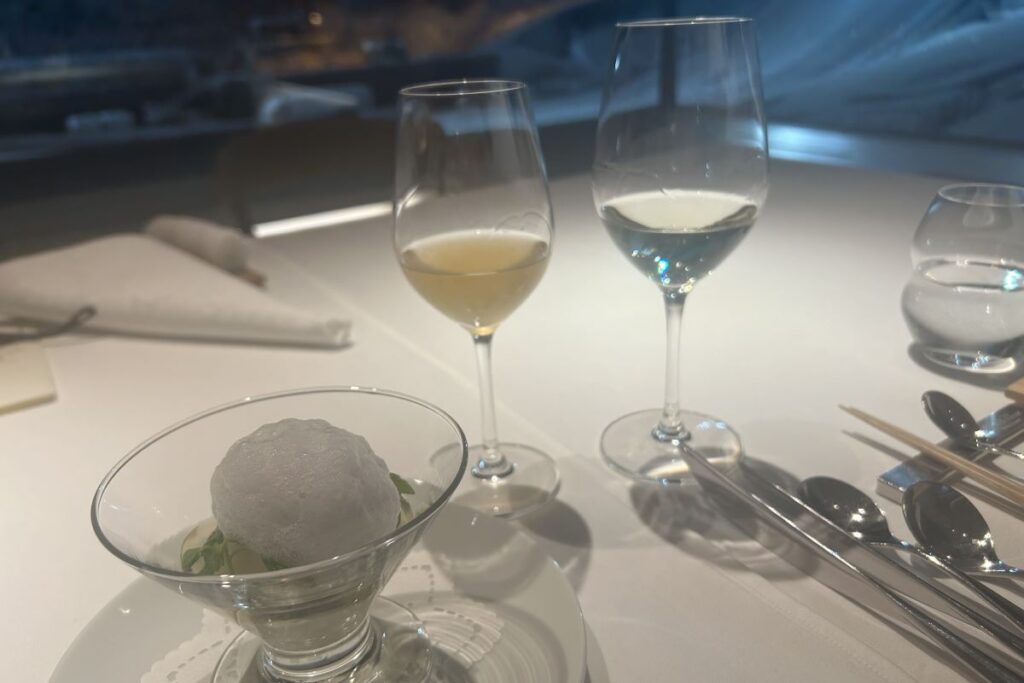 百合根のムースリーヌとワインnakimushi（左）