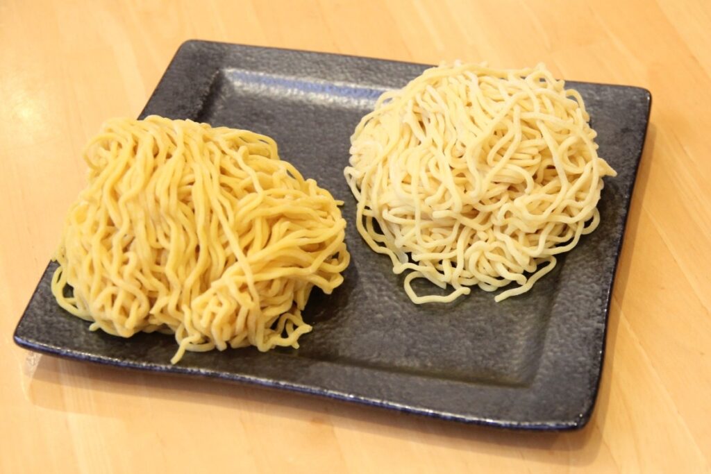「龍仁」が使っている「熟成麺」(左)と「新生麺」