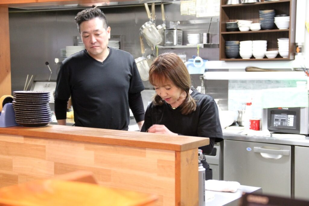 明るい美人ママの美雪さん(右)と、奥さんを優しく見守るご主人の恵祐さん