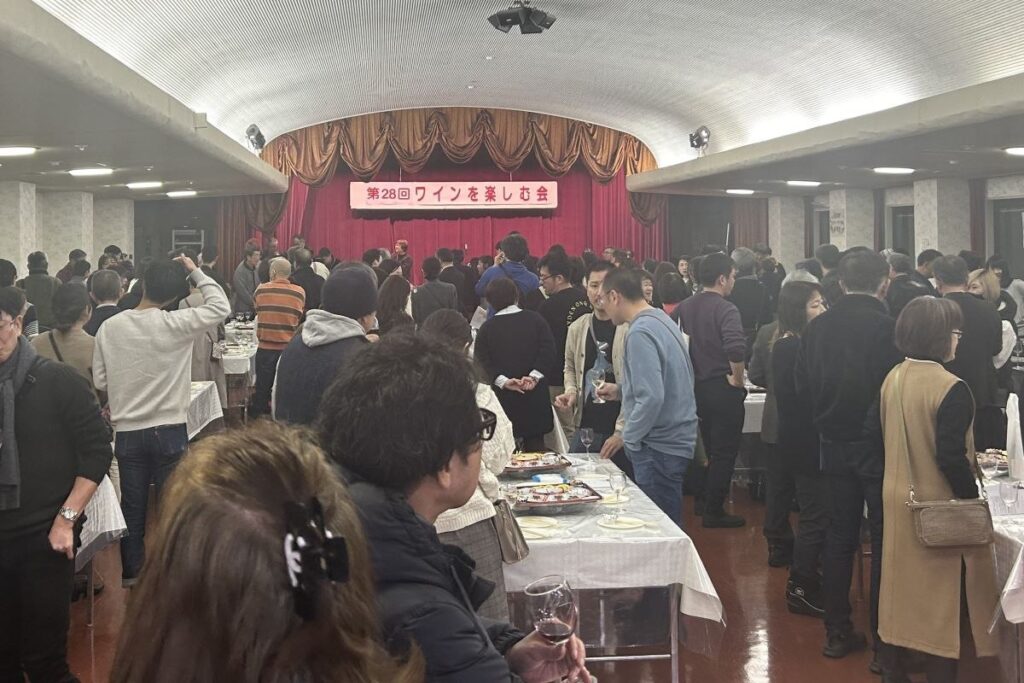 ワインを楽しむ会の会場。400人が余市のワインを楽しみました