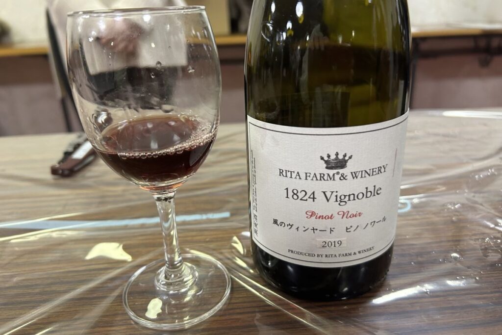 風のヴィンヤードピノノワール2019のボトルと注がれたグラス