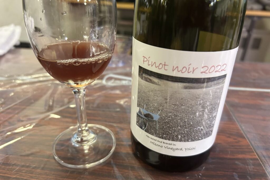 ミソノヴィンヤードのピノノワール2022のボトルと注がれたグラス