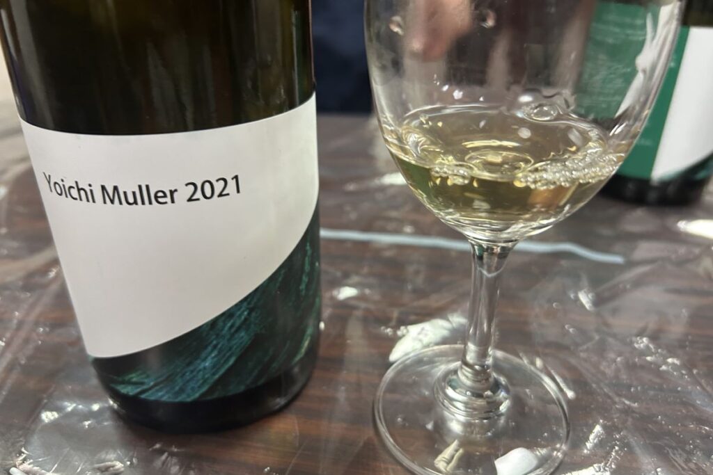 山田堂のヨイチミュラー2021のボトルと注がれたグラス