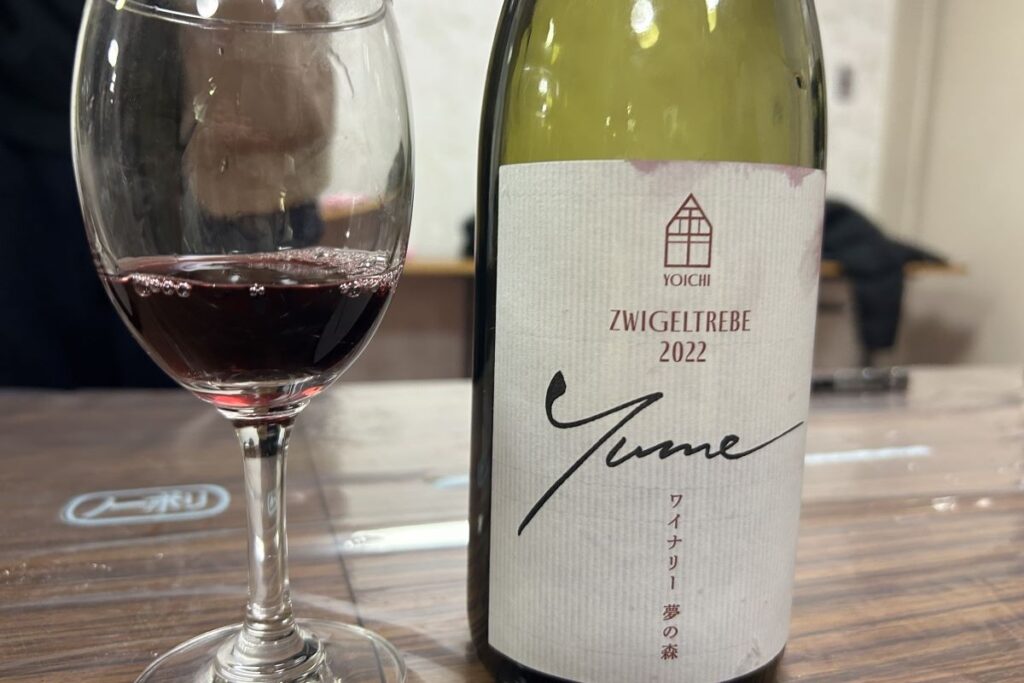 ワイナリー夢の森の夢ワインツヴァイゲルトレーベ2022のボトルと注がれたグラス