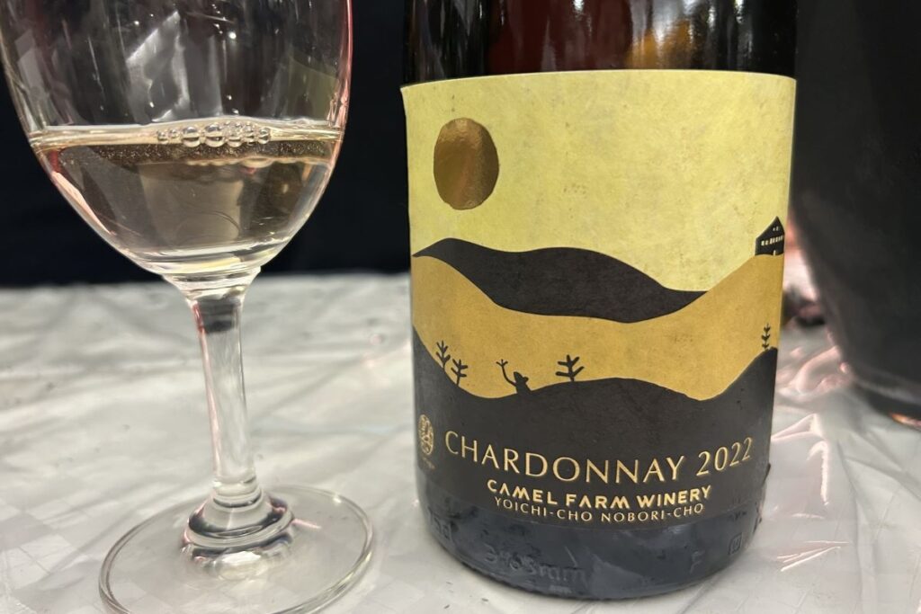 キャメルファームのシャルドネ2022のボトルと注がれたグラス