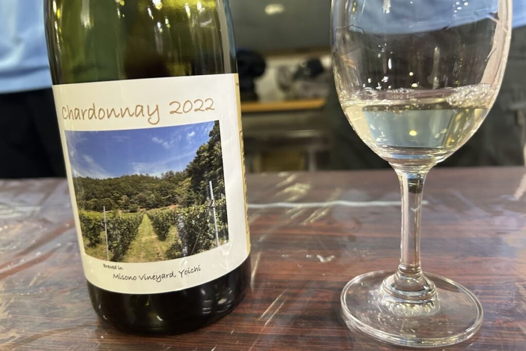 ミソノヴィンヤードのシャルドネ2022のボトルと注がれたグラス