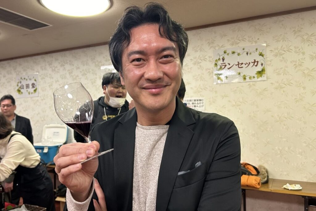 グラスを手に「余市ならではのイベント」と話す斉藤啓輔町長